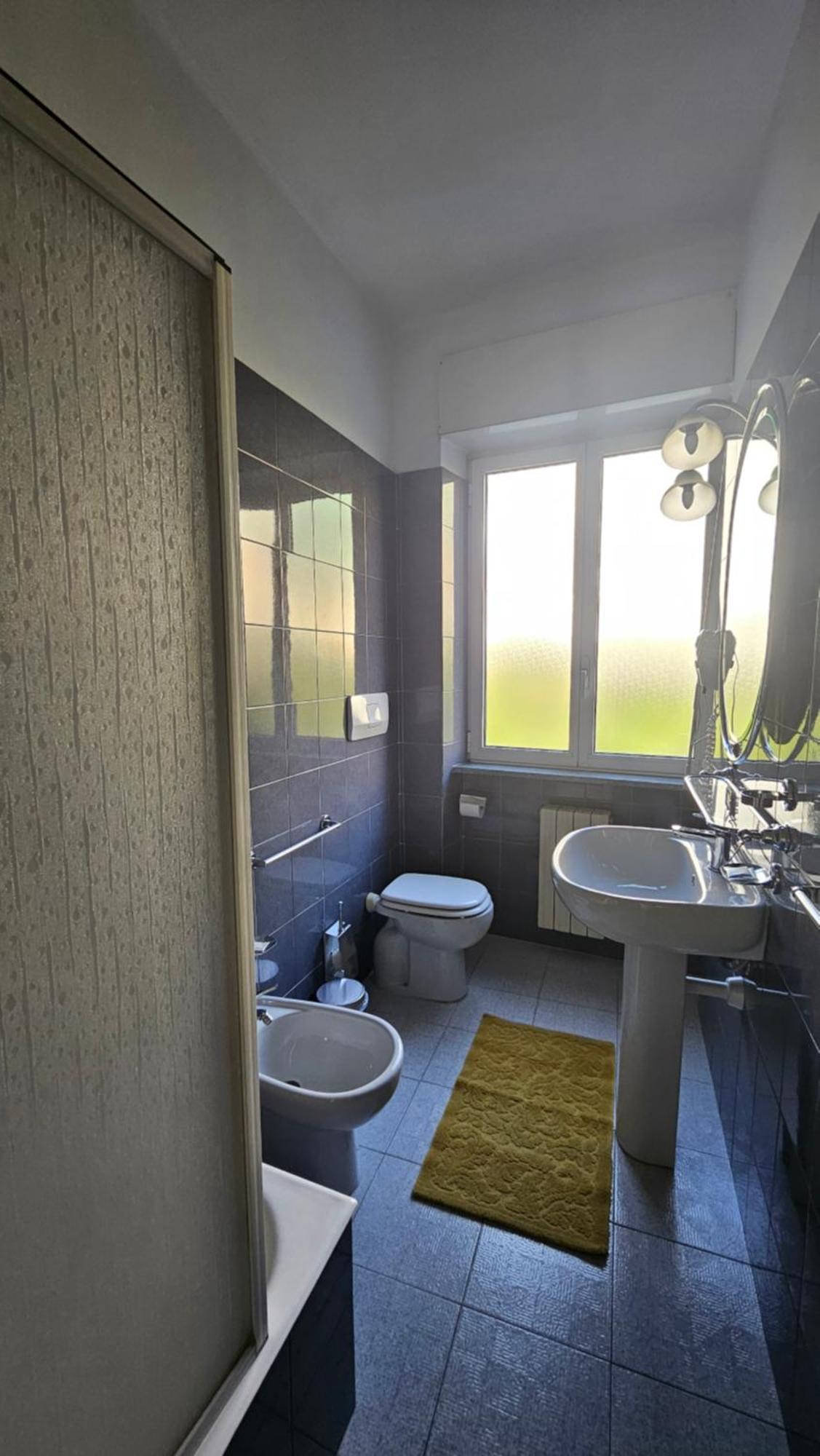 Studio apartment with a double bed and street view